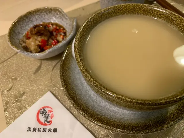 雖然用咗脊骨煲湯,
但係並無多餘嘅油脂泛起,
湯頭好清徹,鮮甜味美,😋
記得火鍋之前先飲湯,
原汁原味最正!👍🏻
所以未打邊爐之前,小編已經飲左好幾碗!😂