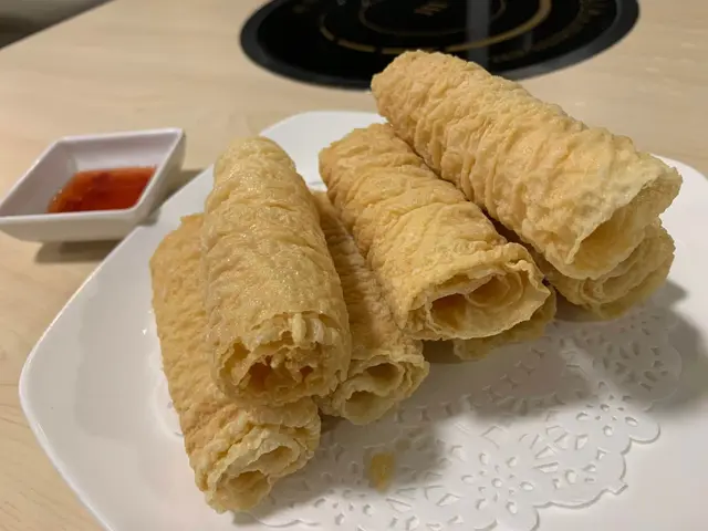 呢到嘅響鈴係要即食!
即叫即炸,香脆可口,
蘸上酸辣醬更惹味!