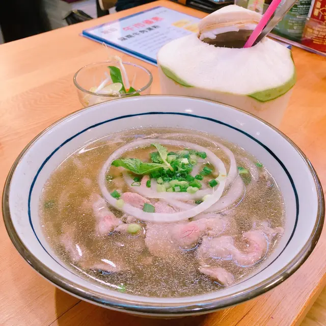 配料足、河粉滑，可惜湯底冇味、牛肉韌😅，椰青堅好飲