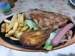 蒜蓉汁什扒配雞翼腸仔