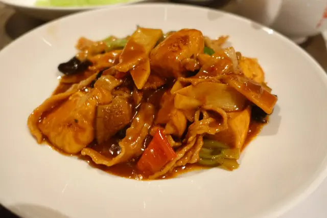 有筍片、豆腐內裡滑溜!醬汁惹味而微辣!