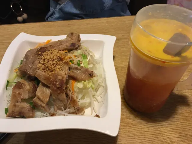 豬扒一d都唔老，好嫩滑，但就冇咩香茅味，而個泰式汁比我想像中冇咁酸，而且都唔算辣（雖然有好多辣椒），至於配菜方面唔算太新鮮，紅蘿蔔絲有少少臭青味，所以最後就冇撈埋一齊食