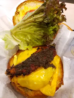 黑松露鵝肝手打牛肉漢堡