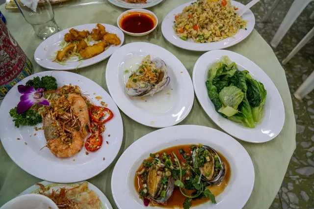 黑胡椒海蝦 ，炸魷魚 ，蒸貴妃蚌，陳皮鮑魚，油菜，炒飯