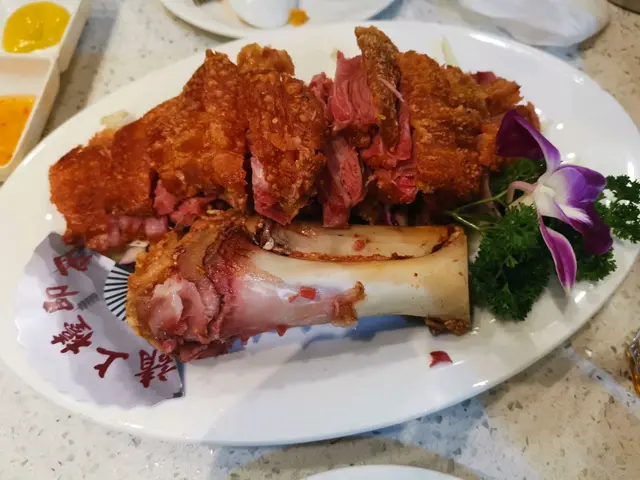 原隻脆皮炸豬手