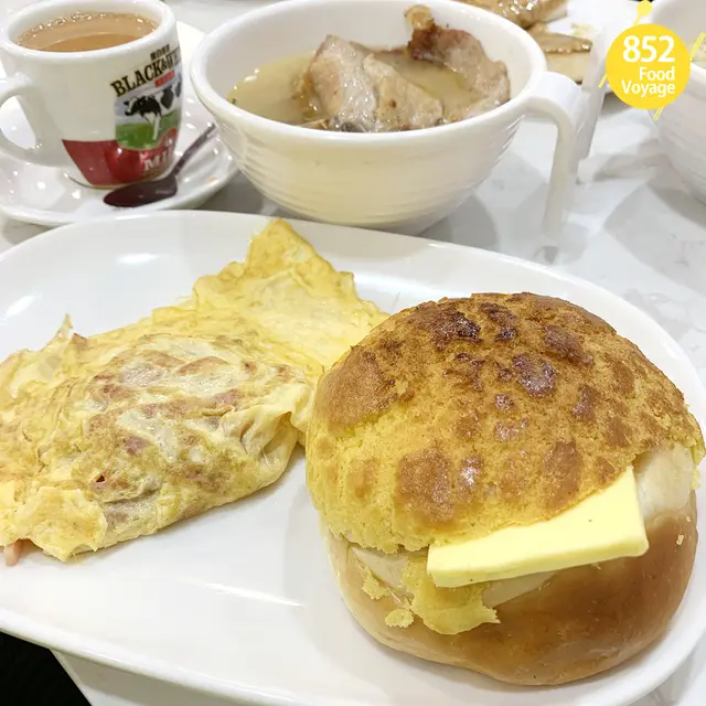 豬扒福字麵配火腿奄列菠蘿油