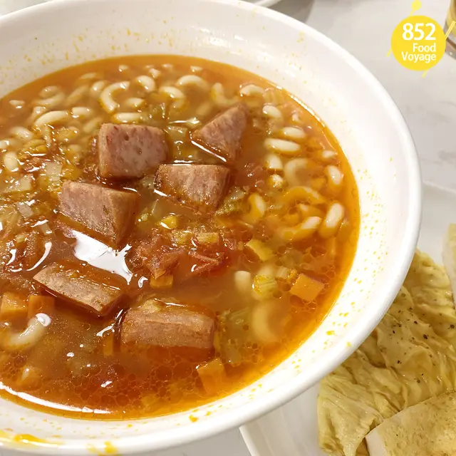 蕃茄濃湯餐肉粒通粉配炒滑蛋蒜香多士