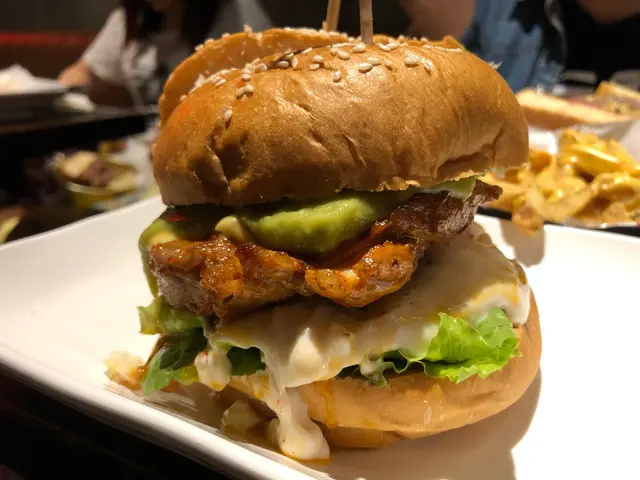 牛油果味道不太岀，感覺好少牛油果用醬汁構成的  ，但雞柳味道還可以