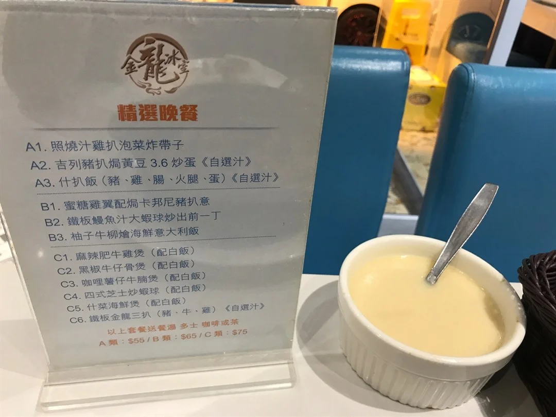 屌你老母比佢激鬼死今日去呢間黑店叫左個晚餐叫白湯d湯難飲到仆街 似用水沖淡哂好似汁咁 叫佢換個比我d職員話係咁