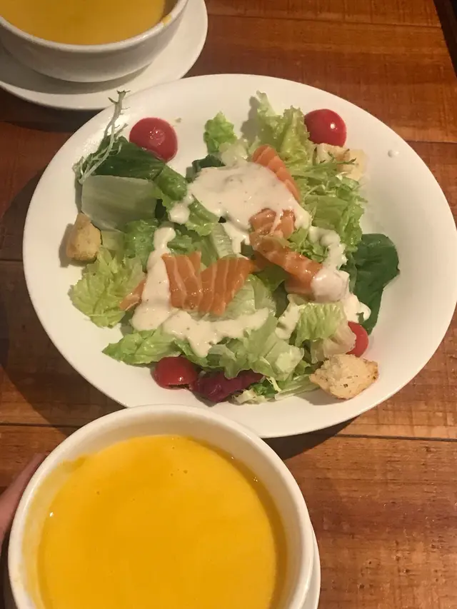 特濃南瓜粟米忌廉湯 / 鮭魚凱撒沙律