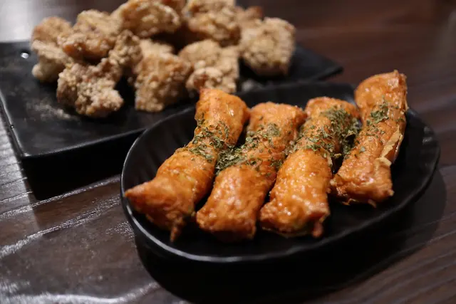 逢甲鹹酥雞及香酥腐皮蝦仁卷