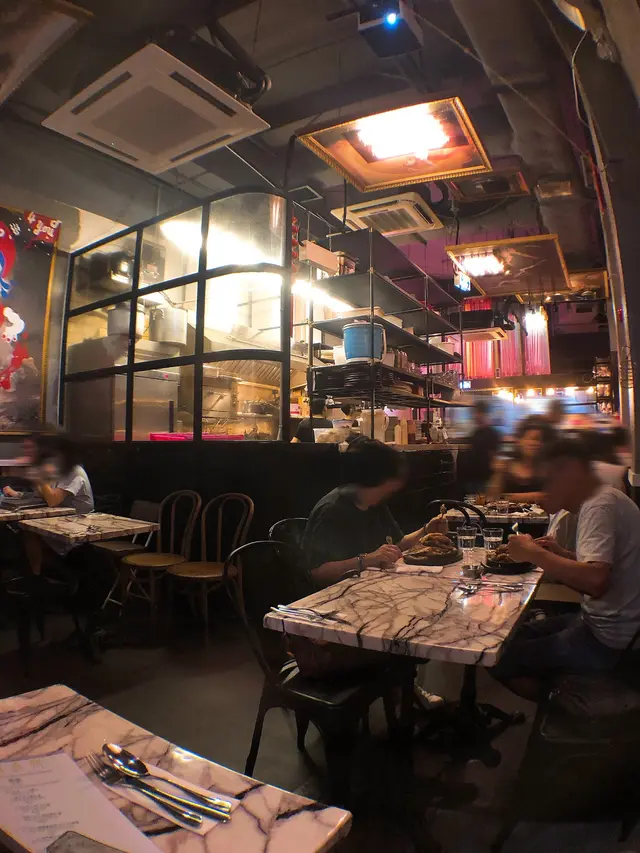 客人正在邊用餐邊談天說地