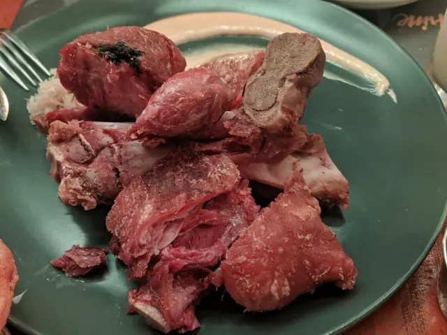 脆炸德國鹹豬手配蜜糖芥末醬