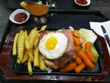 鐵板雞扒拼香腸