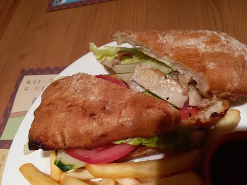 牛油果醬烤雞意式三文治