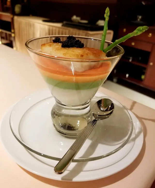 雪嶺紅梅映松露