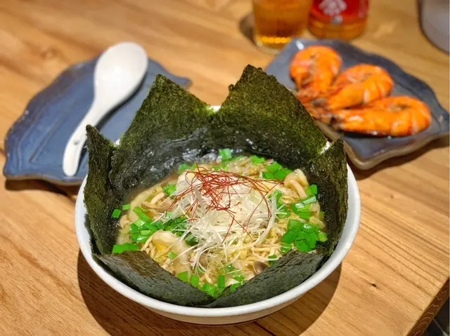 鯖魚湯香菇野菜海蝦拉麵