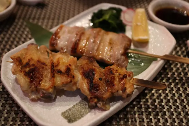 燒豚腩串$30 / 燒雞中翼$28