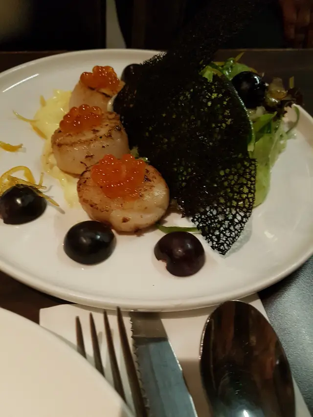 輕煎北海道帶子、三六魚子、葡萄青瓜沙律、墨汁脆片、檸檬油醋汁: