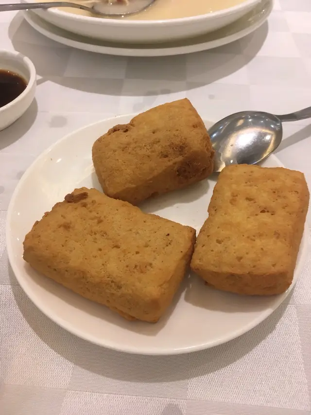 若你喜歡極臭的臭豆腐就非常合適你，侍應拿過來時已經飄出濃濃酸臭味，比旺角街頭賣的臭豆腐更臭，入口更是齒頰留香！哈哈！