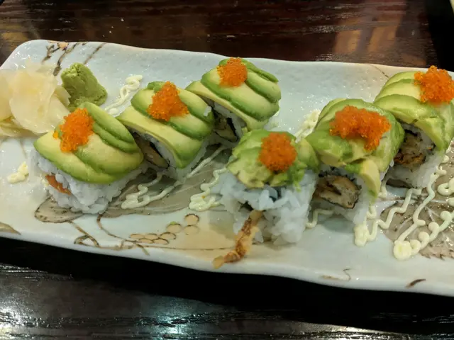 牛油果軟殼蟹卷