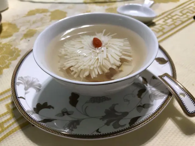 冰糖桃膠燉菊花豆腐