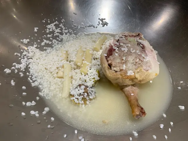 未上九層塔前,
店員先拿來一個大鐵鍋過來,
再把半隻人參雞和米飯放進去,
呢個就係九層塔嘅最後一層,
待吃完上層所有海鮮後,
便可有一大鍋嘅人參雞粥吃了!☺️