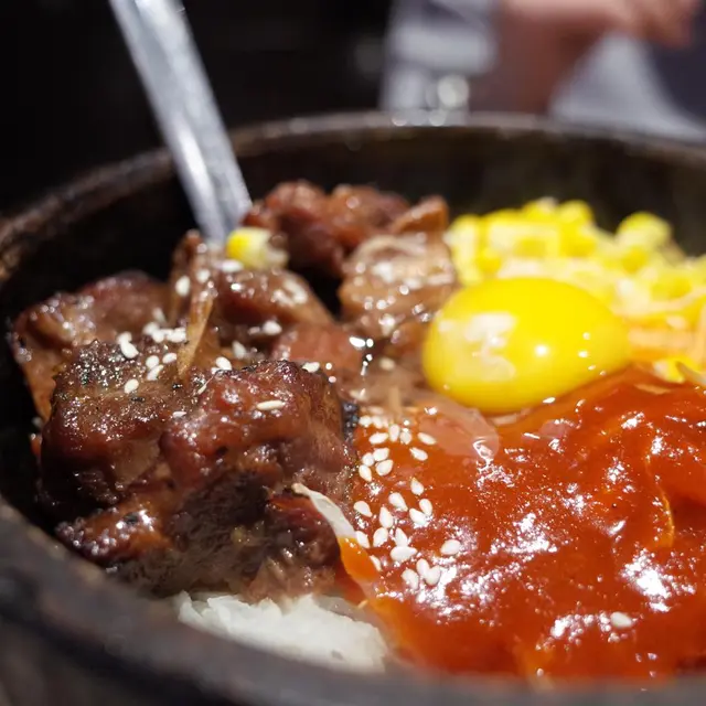 傳統牛肉石頭鍋飯