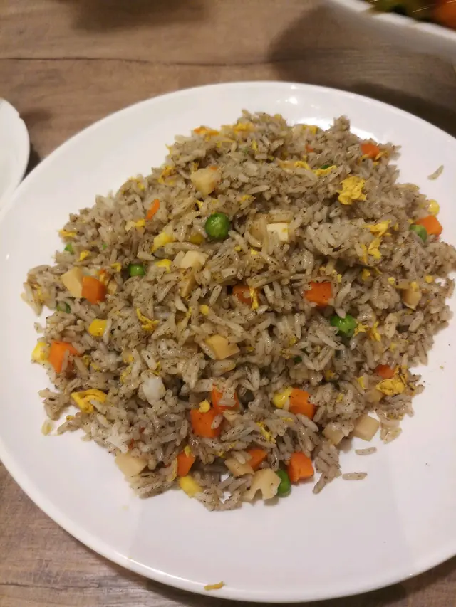 炒得幾乾身，
炒飯一點也不油膩，
黑松露酱味不太突出
