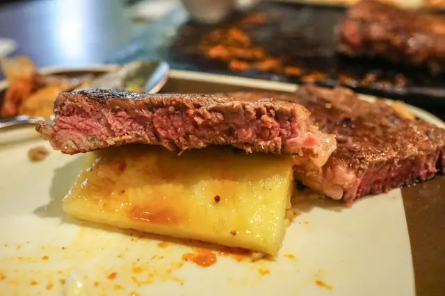 紐西蘭肉眼扒配焦糖菠蘿