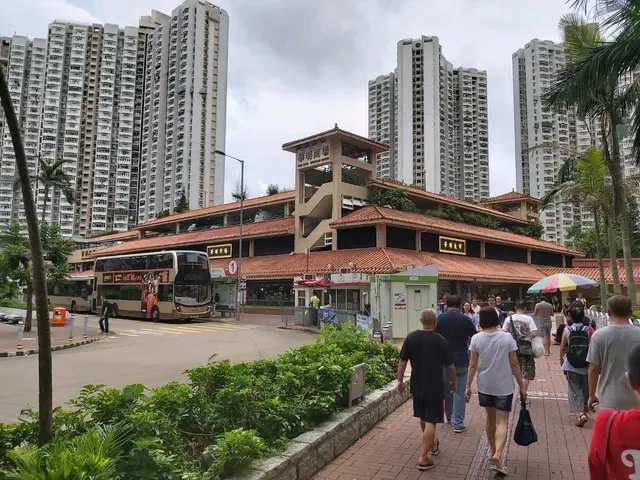 遠遠已見到華明夜市四個大字