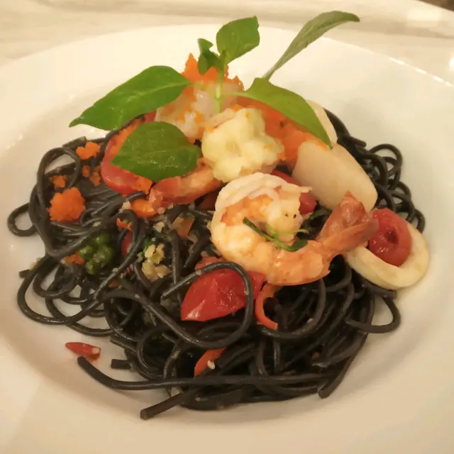 鮮蝦帶子墨魚汁麵