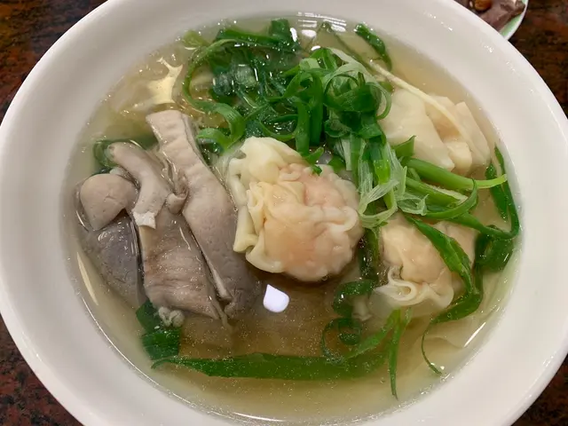 鮮蝦雲吞伴豬肚佐青蔥湯幼麵