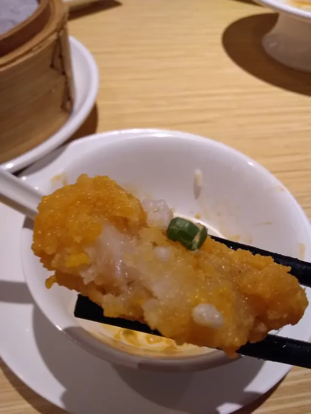 魚肉嫩滑，同鹹蛋黃脆皮好夾