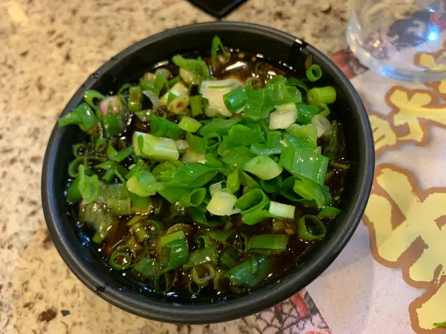 自助形式取火鍋醬料，
選擇非常多～
包括少有的鎮江醋、麻油、芝麻醬、
沙爹醬、辣椒、蒜、葱花等等。
值得一讚是補充醬料速度很快，
而且四周都十分潔淨～
