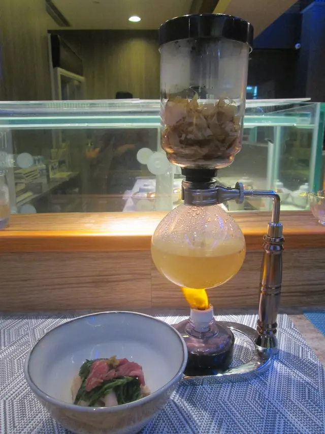 用虹吸壺來煲,真有新意!