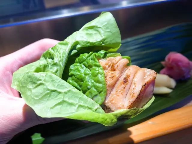 燒三文魚腩生菜包