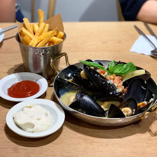 蒜香白酒慢煮藍青口配薯條