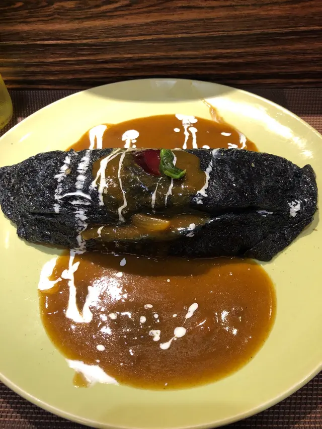 墨汁海鮮蛋包飯