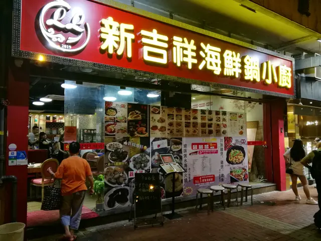 在紅橋井財街中央位置。