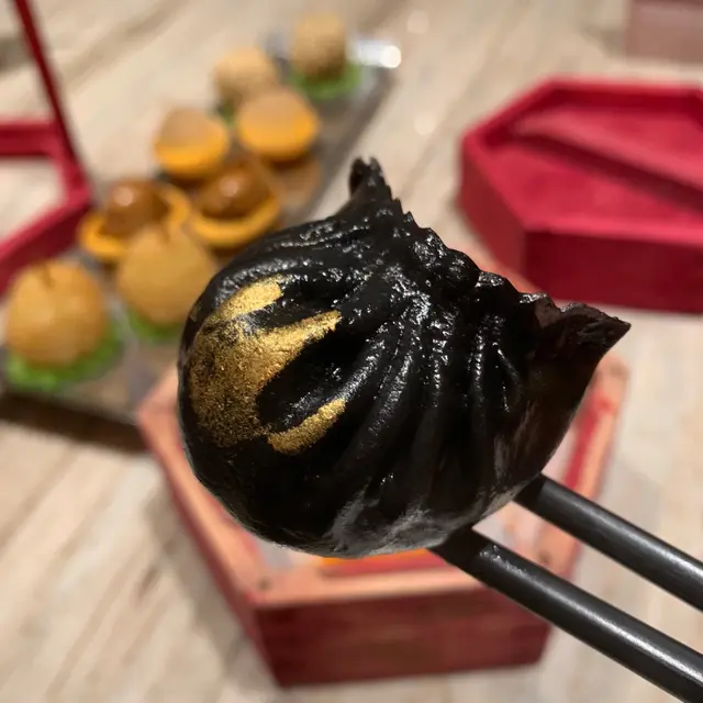 金箔墨汁蟹粉鮮蝦餃
