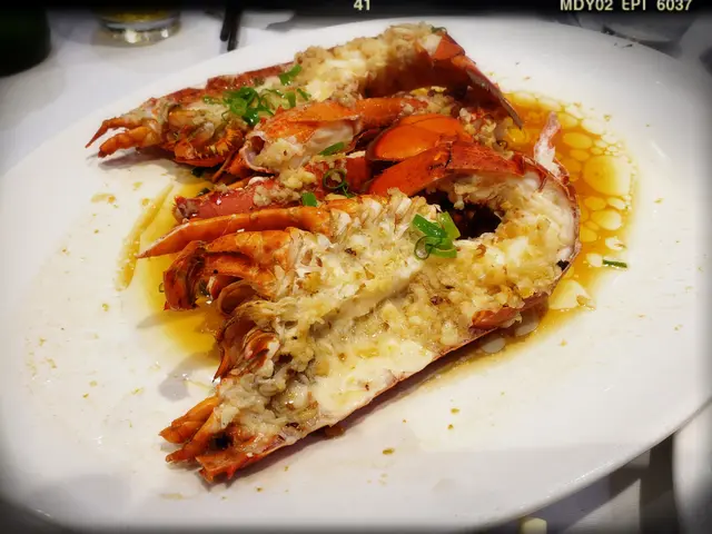 蒜蓉開邊蒸龍蝦（$88/斤）