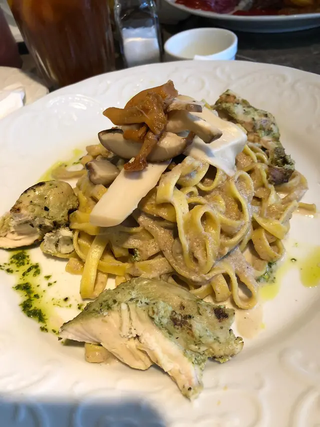 烤蘑菇忌廉寛麵配香草烤雞肉