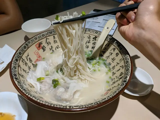 鮮蝦豬肉雲吞豬骨拉麵