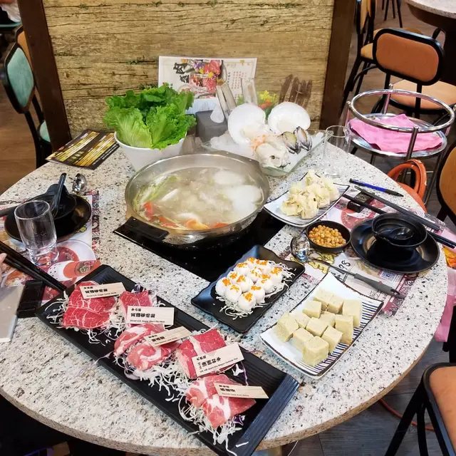 蕃茄薯仔牛腩鍋($98),法國鵝肝墨丸($68),精選盛肉($28),環球海鮮($98),鮮蝦雲吞($48),蜂巢豆腐($38),唐生菜($28)