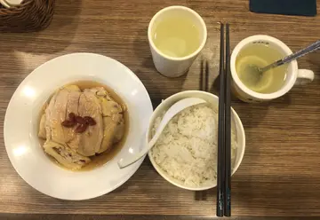 醉雞飯，雞份量好多，有雞味而且好滑，飯亦夠硬身，粒粒分明，唔會好淋