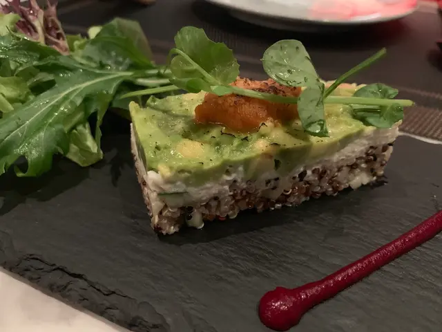 牛油果和蟹肉係西餐常見嘅配搭,
亦係小編覺得最完美derrr~
賣相有d似壽司🍣,一層層的疊起來,😂
最高層綴以輕輕炙燒過嘅海膽,感覺矜貴!
第二、三層為軟熟嘅牛油果和鮮蟹肉,
最底層為藜麥,煙韌有嚼勁!
整體鮮甜清爽,層次感十足,值得一試!👍🏻