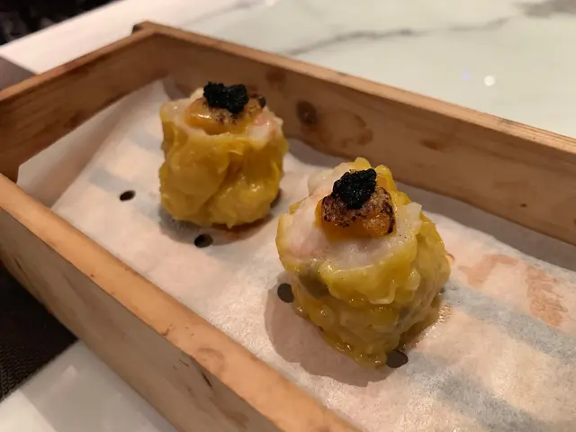 黑珍珠其實係魚子醬,
加上海膽嘅點綴,
最矜貴嘅燒賣就大功告成啦!😂👏🏻
燒賣用上比較瘦嘅豬肉,
口感更有嚼勁,唔會好有負擔,
不錯嘅配搭!