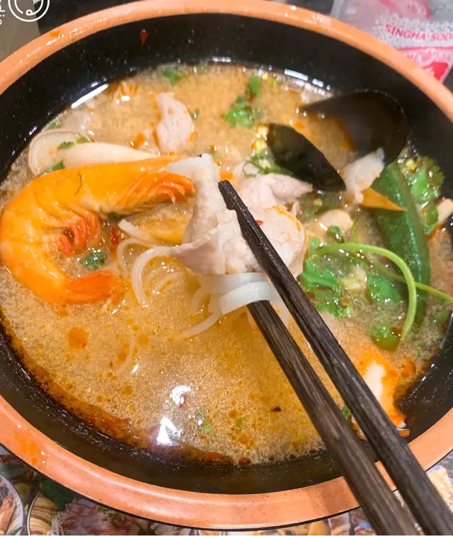 黑豚肉冬陰公湯金邊粉