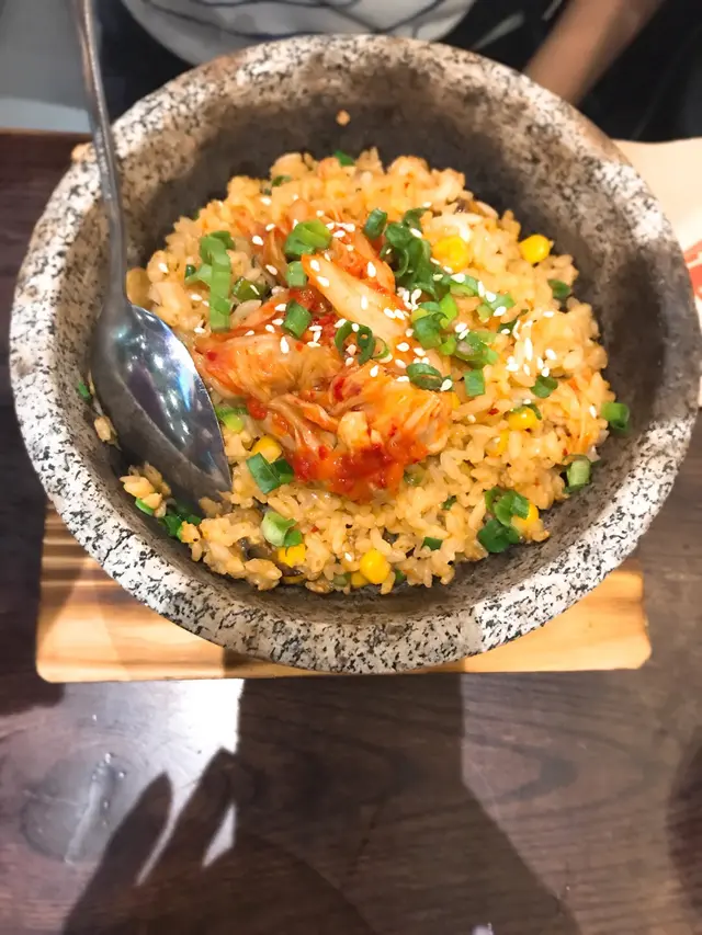 泡菜鰻魚石鍋炒飯